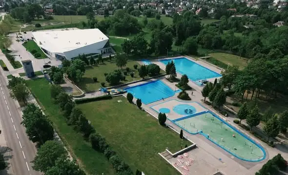 Basen odkryty w Zduńskiej Woli czynny tylko do 30 sierpnia. Od września zaprasza kryta pływalnia
