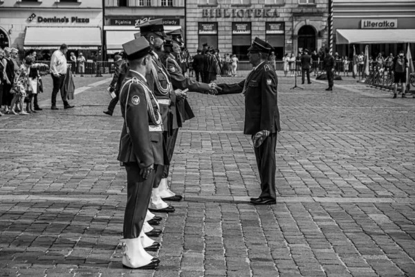 Awanse w zduńskowolskiej policji – ośmiu funkcjonariuszy z awansami