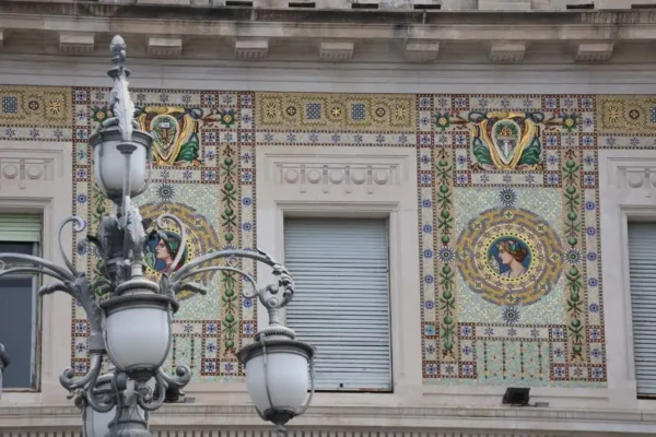 Kosmiczna mozaika na Ratuszu w Zduńskiej Woli: 130 ceramicznych elementów układa się w dzieło Siudmaka