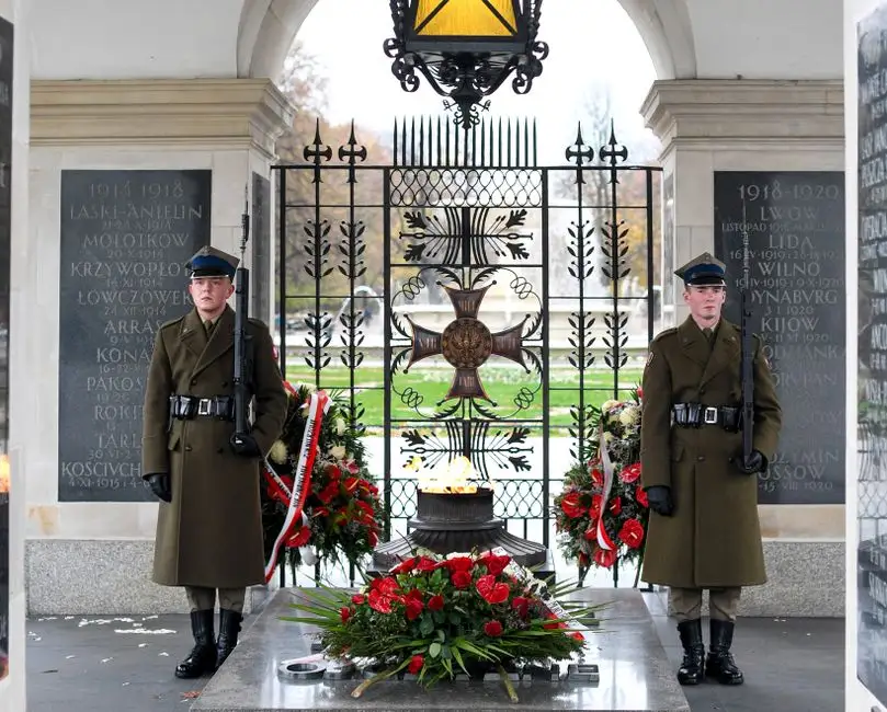106. rocznica Bitwy Warszawskiej w Zduńskiej Woli: uroczystości przed pomnikiem Piłsudskiego