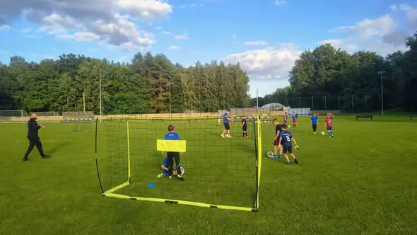 Stadion w Zapolicach tętni życiem: treningi młodych piłkarzy z programu KLUB
