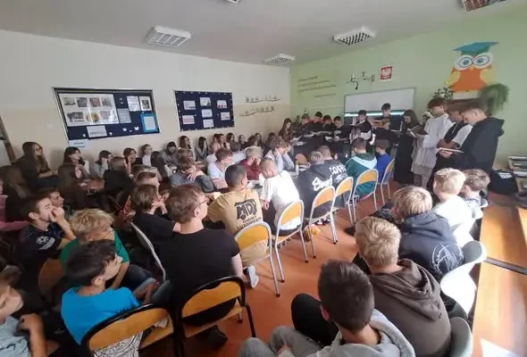 Narodowe Czytanie w bibliotece szkolnej: uczniowie wcielili się w role z 'Dziadów’