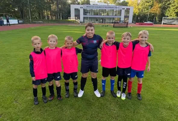 Derby Zduńskiej Woli dla młodych piłkarzy MKS. Rocznik 2018 pokazał charakter