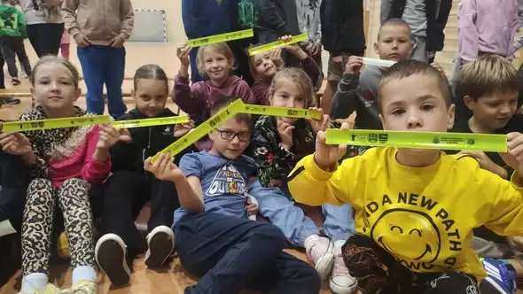 Policjanci uczą dzieci bezpieczeństwa na drodze w Szkole Podstawowej w Szadku