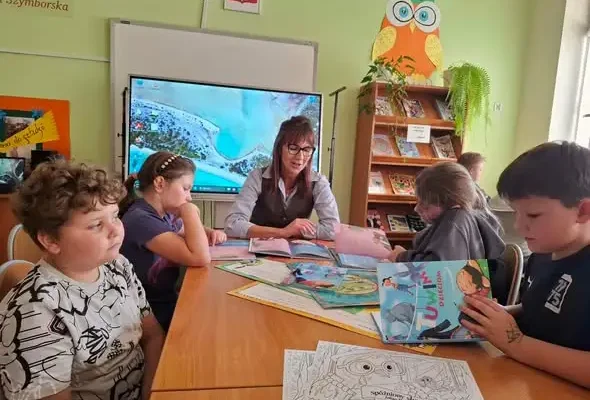 Dzień Głośnego Czytania w szkole w Szadku – książki, które łączą pokolenia