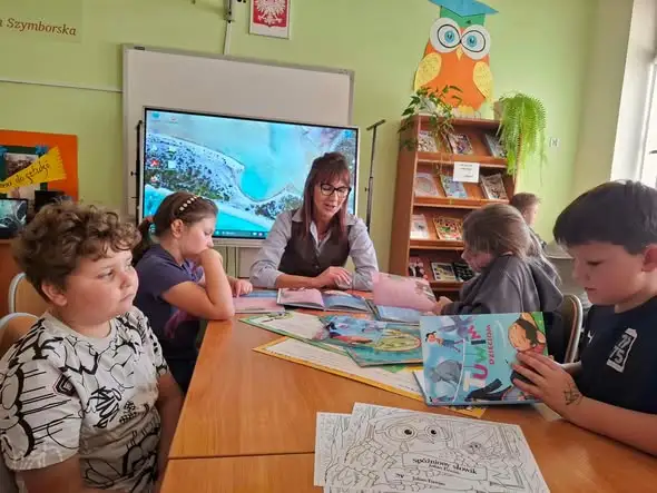 Dzień Głośnego Czytania w szkole w Szadku – książki, które łączą pokolenia