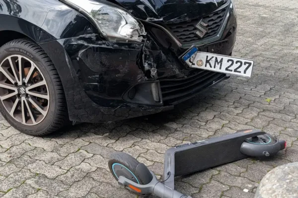 34-latek bez kasku przewrócił się na hulajnodze w Zduńskiej Woli. Trafił do szpitala z urazem głowy