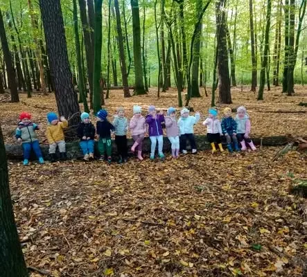 Jesienna wyprawa do lasu przedszkolaków z Szadku – edukacja, ognisko i eko warsztaty