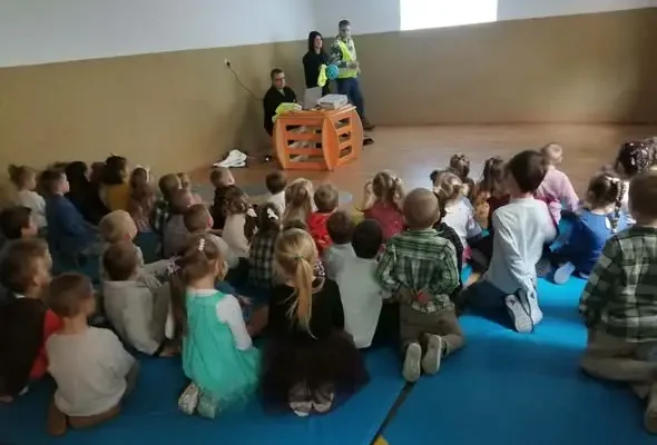Uczniowie ze Szadku spotkali się ze strażakami OSP w ramach konkursu „Odblaskowa Szkoła”