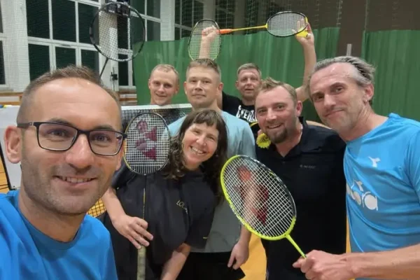 Badminton w Zapolicach: sportowa energia i otwarte zaproszenie dla każdego