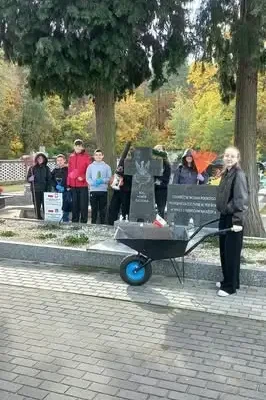 Wolontariusze ze Szkoły Podstawowej w Szadku porządkowali groby i miejsca pamięci narodowej
