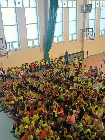 Dzień Kamizelki Odblaskowej w szkole w Szadku – happening w ramach konkursu „Odblaskowa Szkoła”