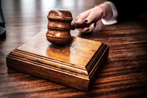 Groźby wobec nauczycielki w Zduńskiej Woli. 18-latek z zarzutami i dozorem policyjnym