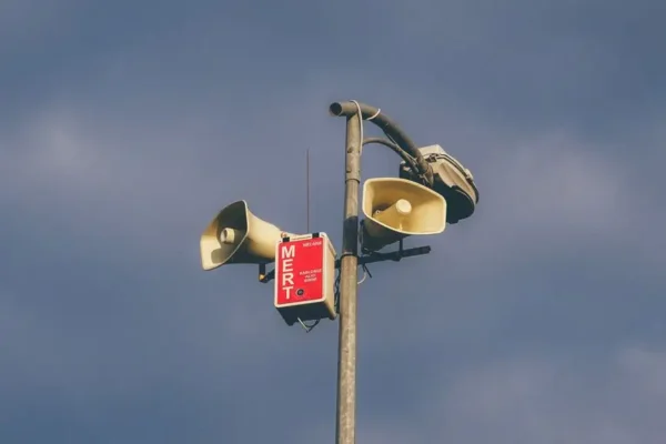 Alerty RCB i syreny alarmowe – jak reagować? Nowe materiały MSWiA